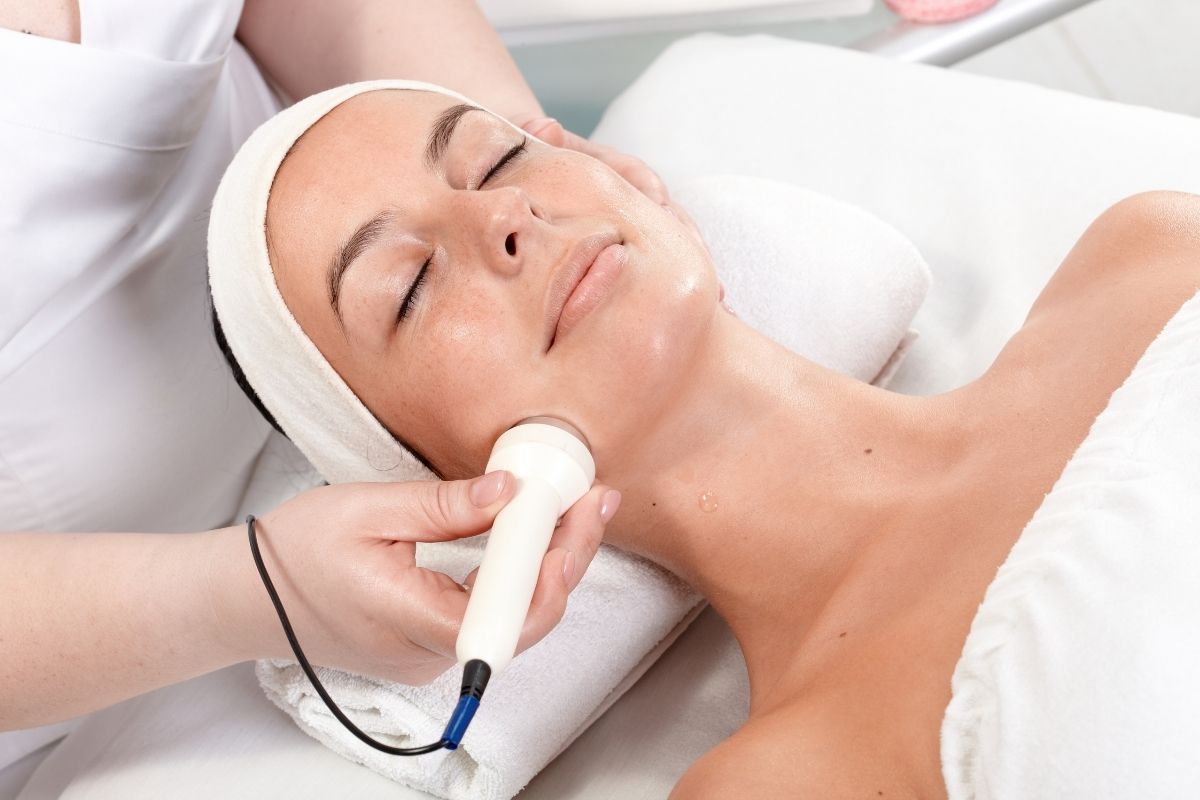 RF treatment on a client’s neck and jawline to improve skin firmness and texture.