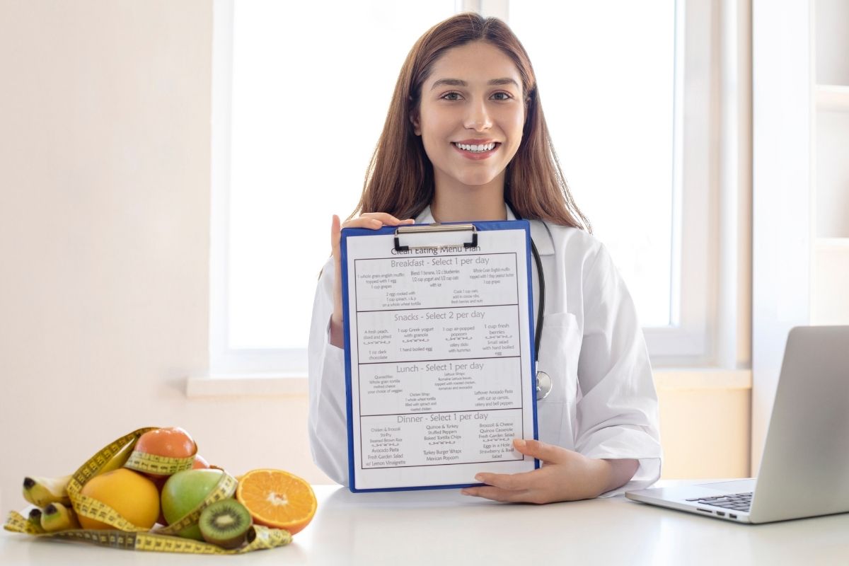 Nutritionist discussing portion control as part of a personalized diet plan.