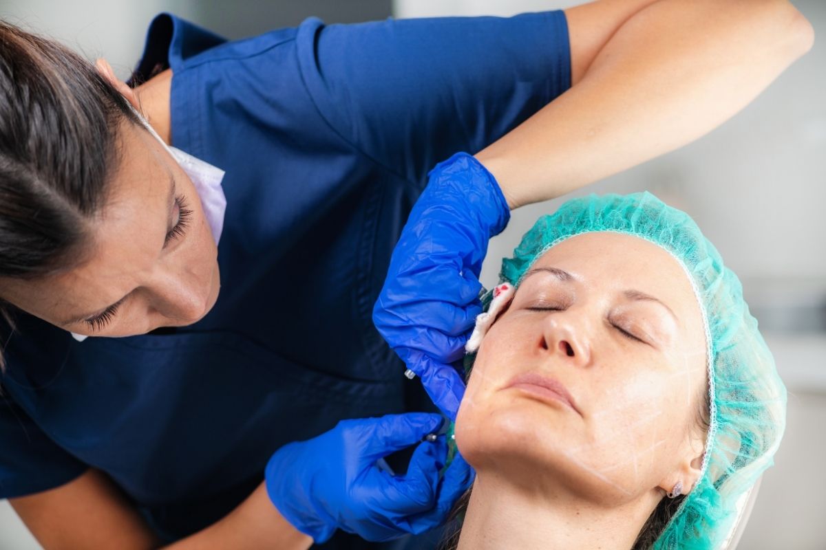 Cosmetologists preparing the threads for a threadlift procedure.