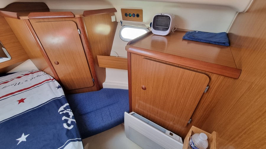 16 Merry Fisher 925 fly, Cap Boat Empuriabrava, cabine avant.jpg