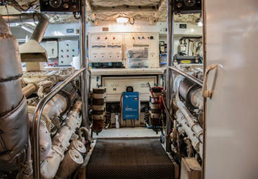 26 Cantieri navali versil Falcon 80 salle des moteurs.jpg