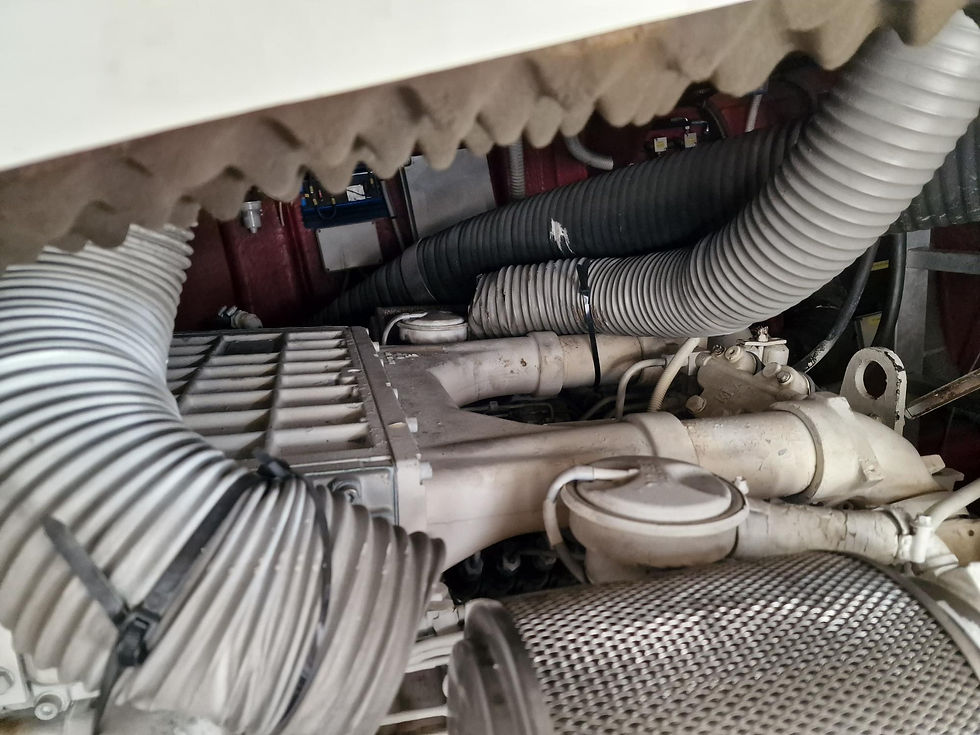 14 - CAMARGUE 55 - SUNSEEKER - moteur .jpg