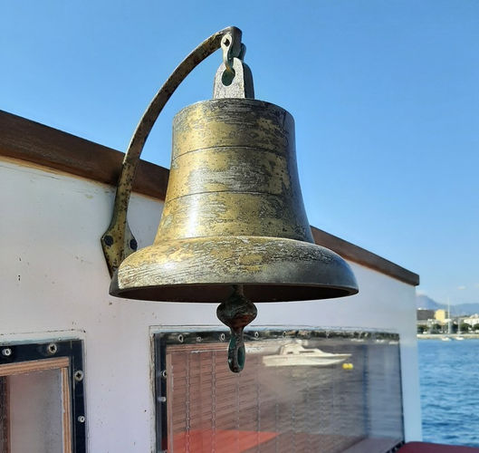 9 - AMIRA - CURTIS LOOE - cloche de bord.jpg