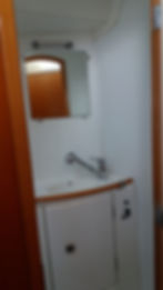 13 Lagoon 380 salle de bain.jpeg