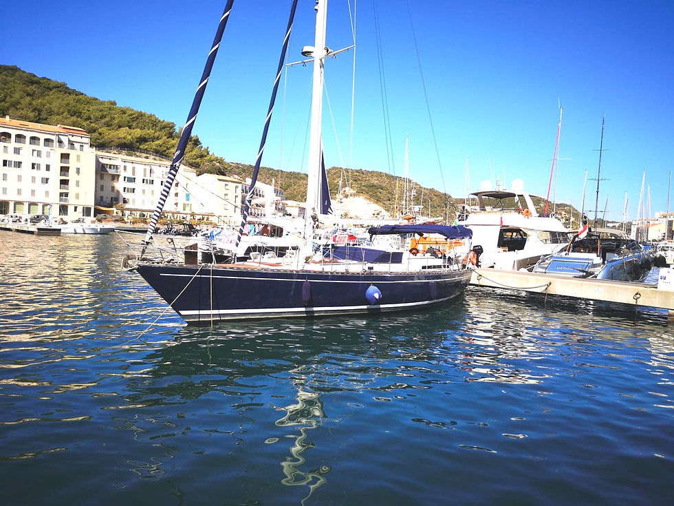 1 Ferretti 53 vue au port.jpg