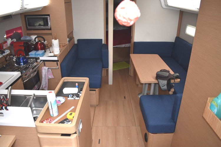 13 - SUN ODYSSEY 410 - JEANNEAU -  vue interieure.JPG
