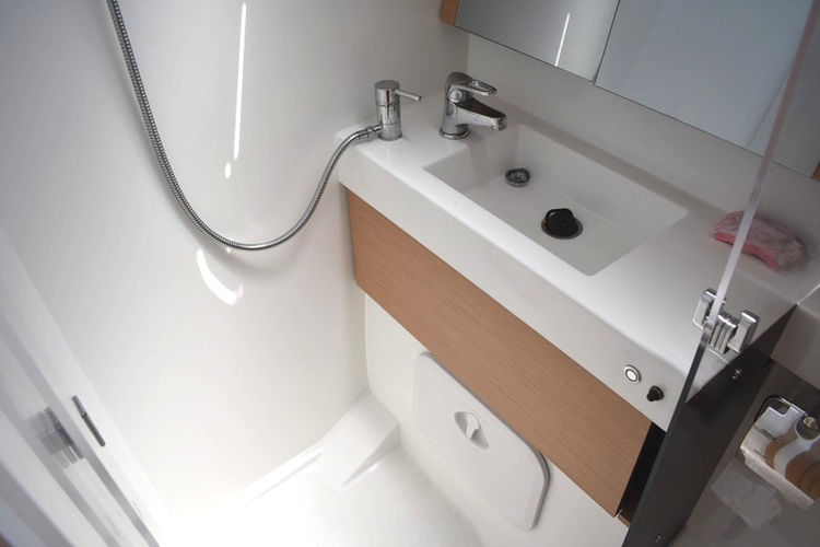 24 - SUN ODYSSEY 410 - JEANNEAU - salle de bain proprietaire .JPG