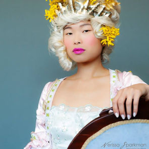 Live flower hat with gold tierra