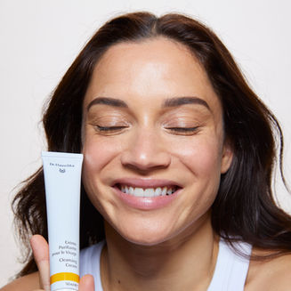 Depuis 1967, Dr. Hauschka propose des soins inspirés par les rythmes de la nature. À base de plantes médicinales et d’ingrédients naturels, chaque soin soutient les fonctions naturelles de la peau et l’aide à retrouver son équilibre. 

Plus qu’une routine, c’est un rituel sensoriel, une manière de prendre soin de soi en profondeur. 
L’application en gestes rythmés, inspirée de l’Art du Toucher, aide la peau à se régénérer et à s’autoréguler naturellement. 

Certifiée NATRUE, la marque s’engage pour une cosmétique respectueuse de la peau, des êtres vivants et de l’environnement. 
Fabriqués en Allemagne, les soins Dr. Hauschka allient efficacité, sensorialité et engagement, pour une beauté vivante et durable. 

