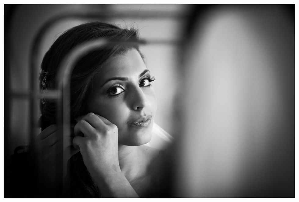 la sposa indossa gli orecchini