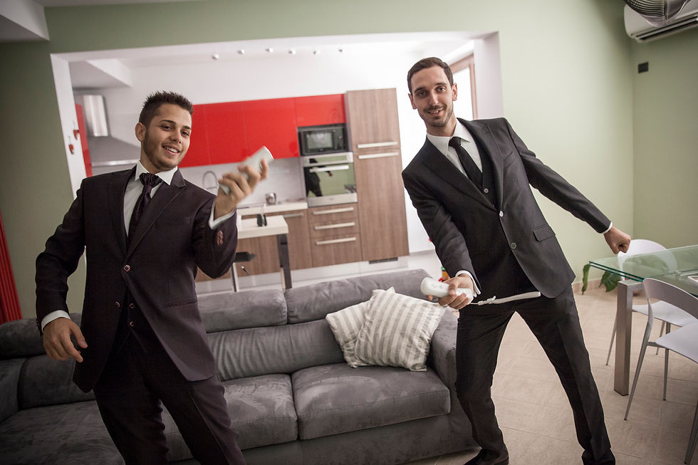 sposo e testimone giocano con la wii