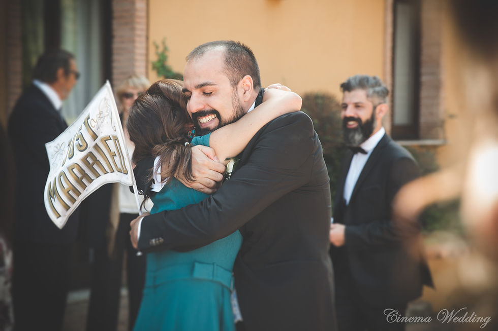 lo sposo felice abbraccia amici