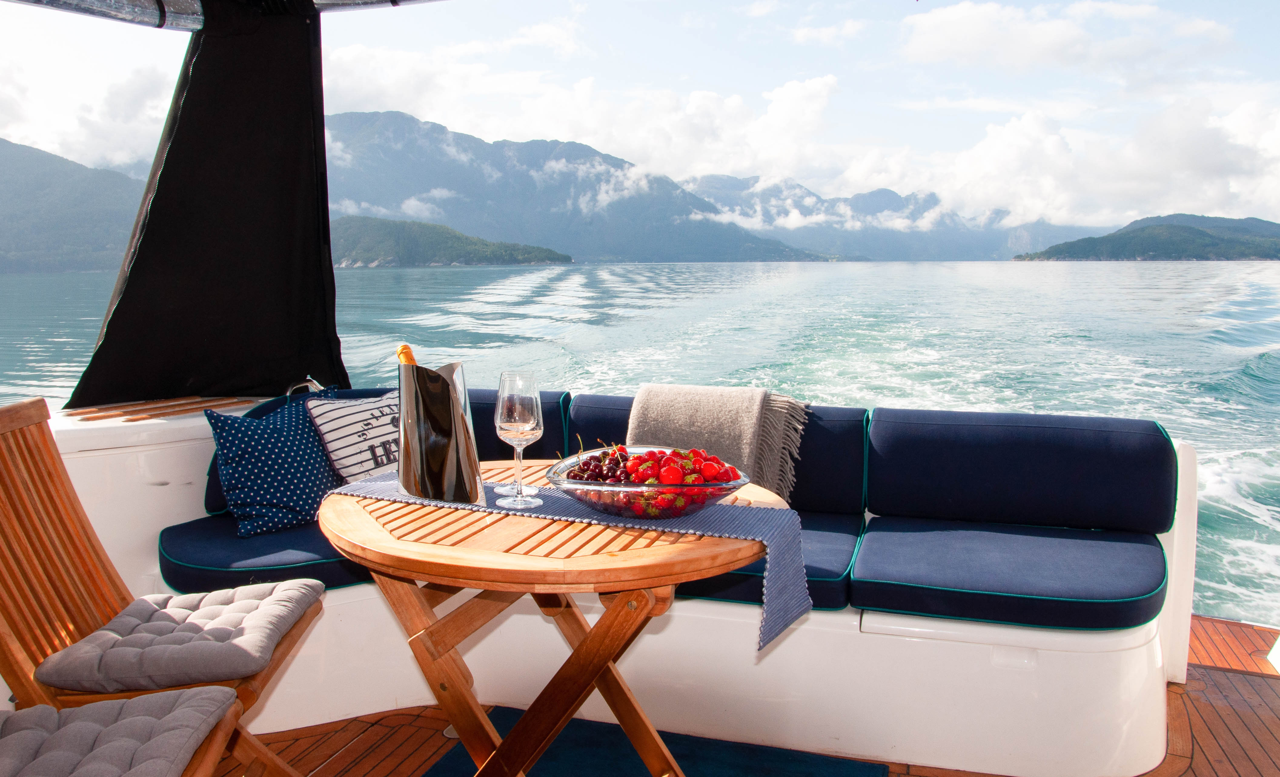 Iselina Bella aft deck salon