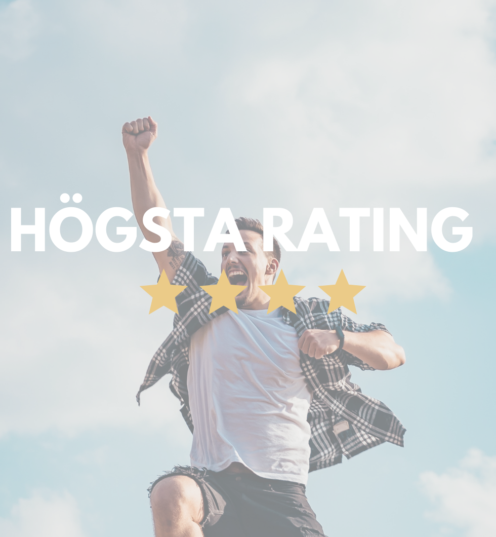 En man som hoppar och tjoar glatt mot en bakgrund av blå himmel