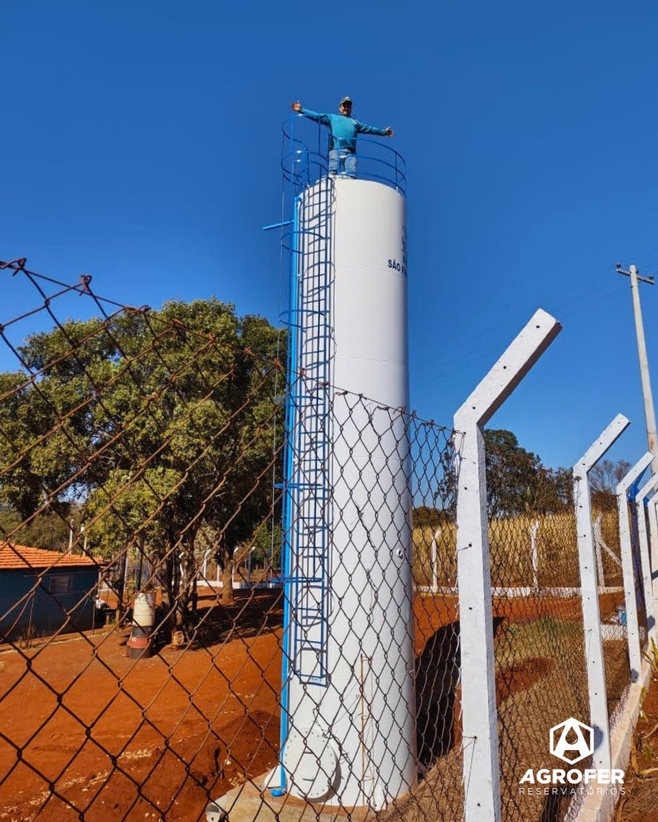 Reservatório metálico tubular cilíndrico com escada fabricado por Agrofer Reservatórios para armazenamento de água, instalado em propriedade rural