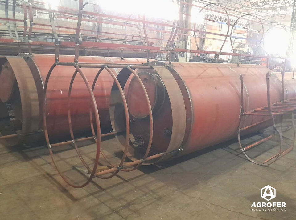 Reservatórios metálicos para armazenamento de água em processo de fabricação alinhados em fábrica por Agrofer Reservatórios