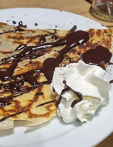 Des crêpes sucrées avec des suppléments (chantilly, ect ...) !