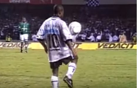 Na imagem a famosa embaixadinha de Edílson no Paulista de 1999 Foto:Reprodução YouTube