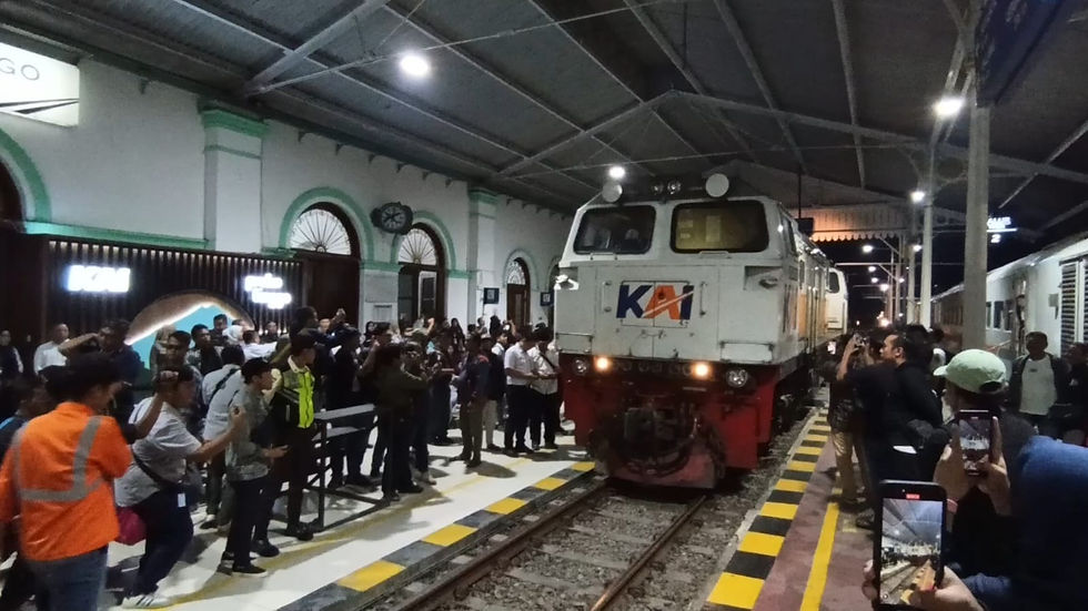 Kehadiran KA Commuter Line Supaspro di Hari Pertama Dibanjiri Penumpang