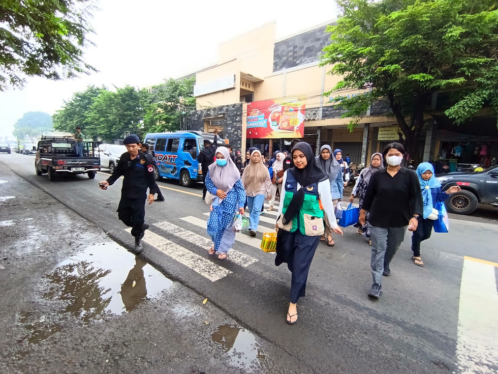 Dini Rahmania Menyebrang Jalan Raya di Depan Pasar Dringu