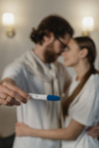 Pärchen zeigt Schwangerschaftstest in die Kamera