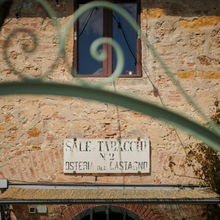 Angolo bar dell’Osteria del Castagno con vini e prodotti locali