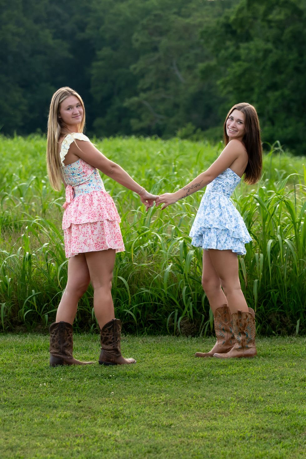 A senior photo session of two best friends in a field.