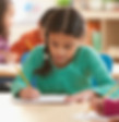 Una niña en un aula