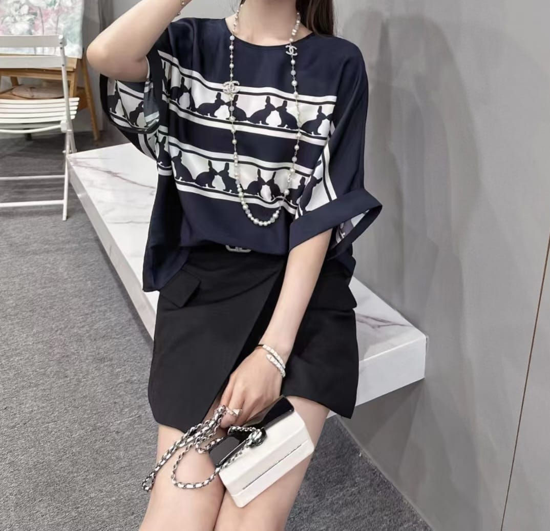 兔子定位花真絲雙喬上衣。