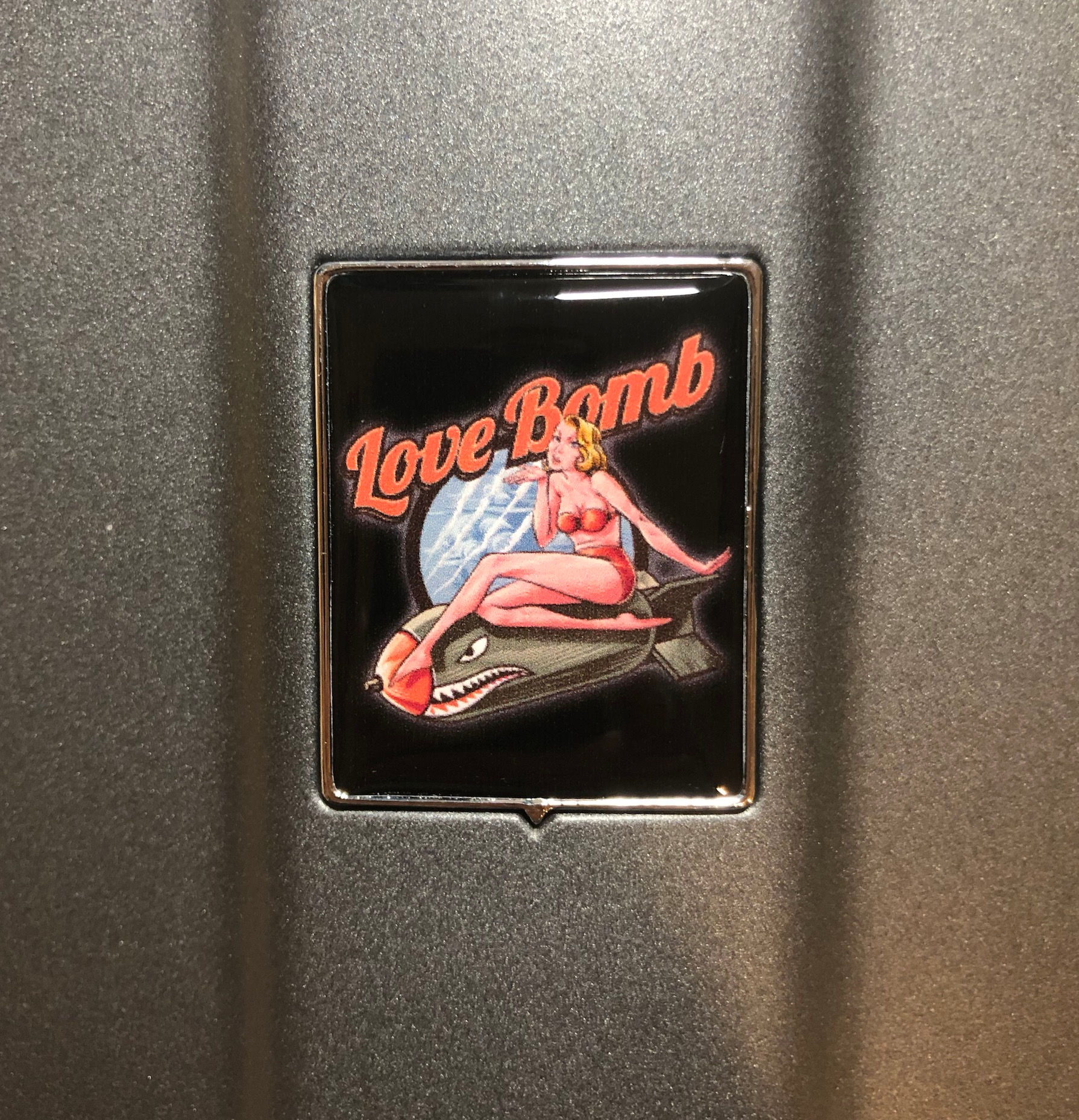 Plakette für die Kaskade "Love Bomb"