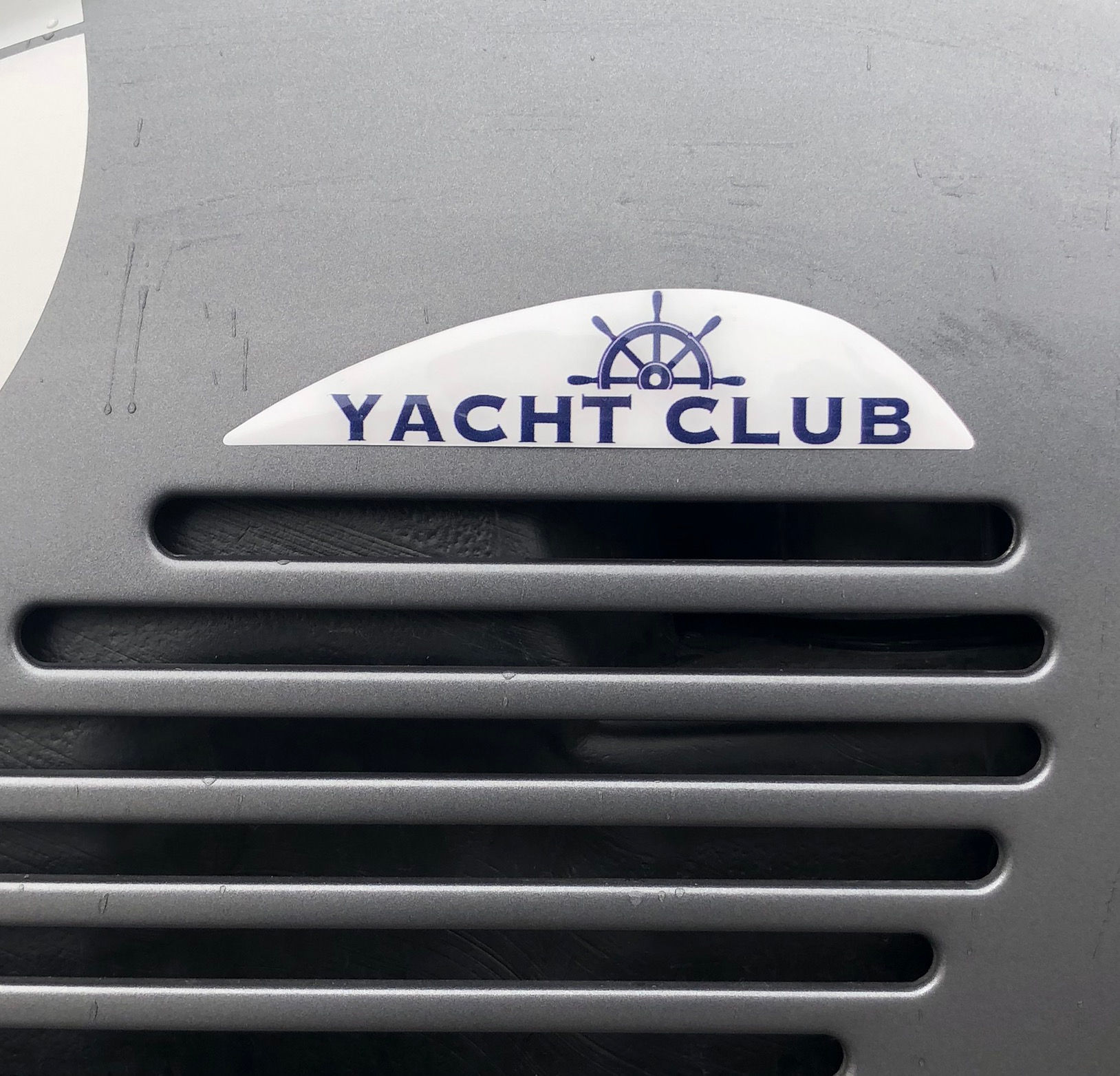 Plakette Lüftungsgitter "Yacht Club"