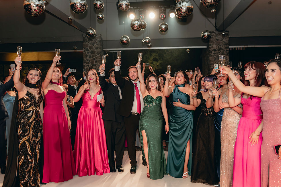 Graduados celebrando su fiesta de graduación