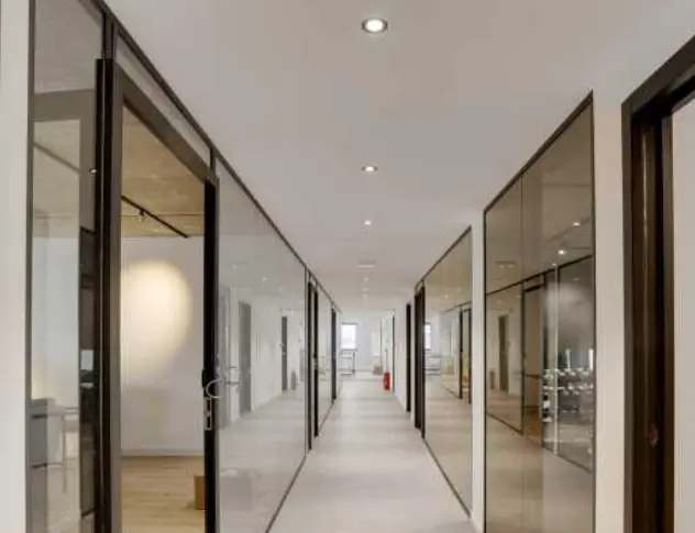 Plateau de bureaux cloisonnés vitrés