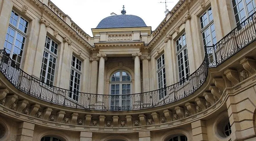 Hotel-de-Beauvais_75004