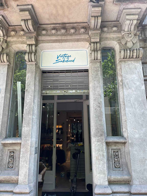 Ingresso del negozio Subdued Vintage a Barcellona con il logo appena dipinto.