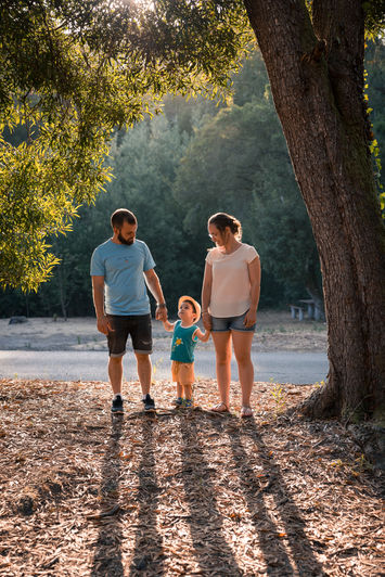 Casal e o seu filho em sessão de verão