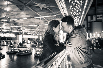 casal beijo na feira