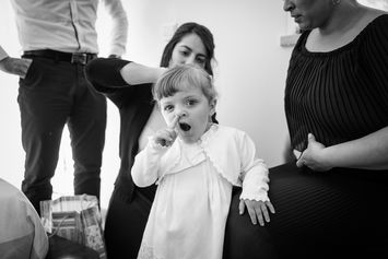 menina mete dedo no nariz