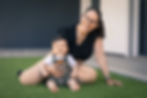 Mãe e filho riem para a fotografia