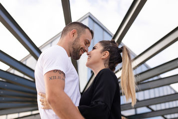 ela e ele frente a frente narizes próximos