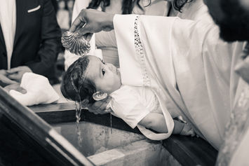 padre molha cabeça de bebé