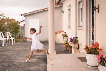 menina corre para o exterior da casa
