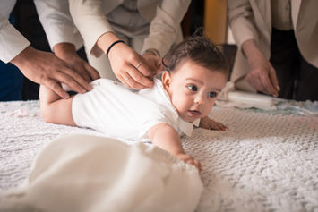bebé em cima da cama