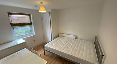 Shepherd’s Bushは西ロンドンでも特に利便性が高いエリアで、Westfieldや各種ショップ、カフェ、レストランが集まる活  気ある街です。最寄り駅（Shepherd's Bush／Shepherd's Bush Market）からはCentral Line・Overgroundでセントラルロンドンへスムーズにアクセス可能。生活に必要な施設がすべて徒歩圏内で揃い、治安も比較的安定したエリアとして人気があります。Percy Roadは繁華街から少し離れた落ち着いた通りで、静かに暮らしたい方にも最適なバランスの取れたロケーションです。