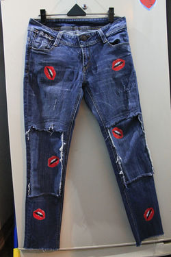BESOS ESTAMPADOS EN PANTALÓN