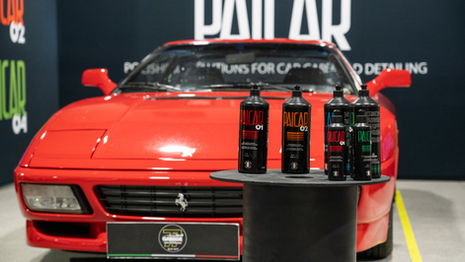 Roter Ferrari bei der Autoaufbereitung, PAICAR Polituren für Lackkorrektur im Vordergrund