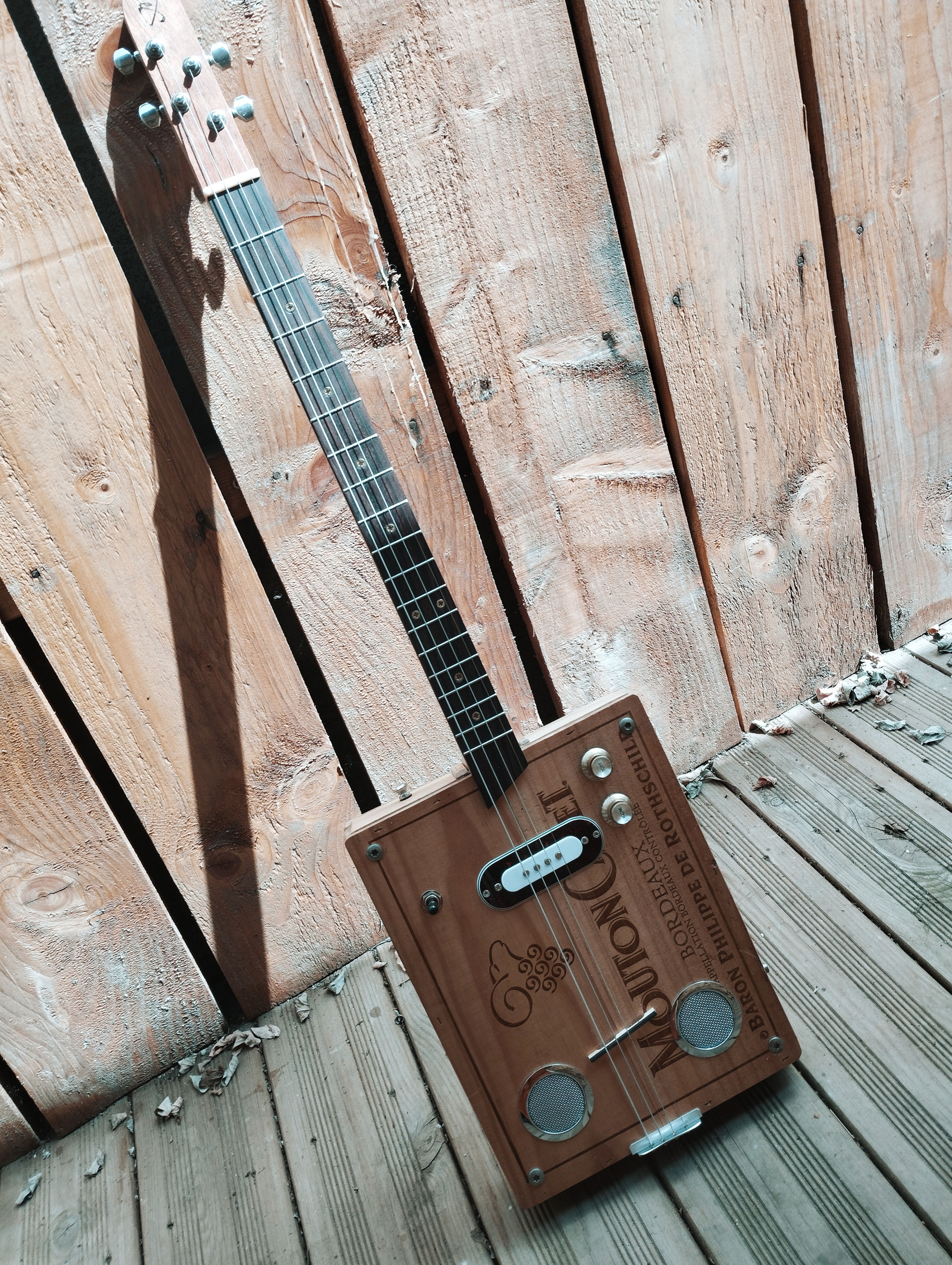 Wine Box Guitare "Mouton Cadet-Baron de Rothschild" 4 cordes