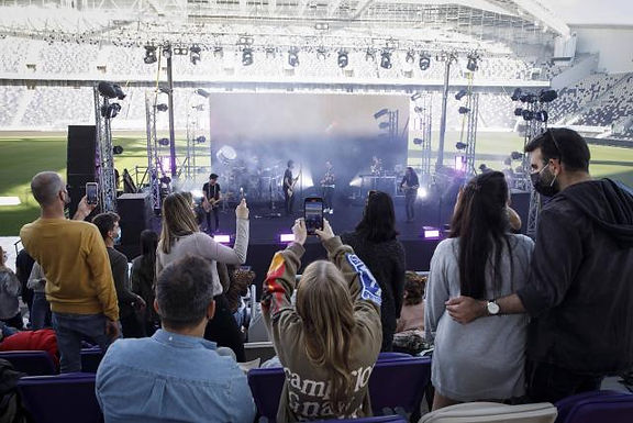 Israel realiza primer concierto al aire libre para espectadores vacunados contra Covid-19