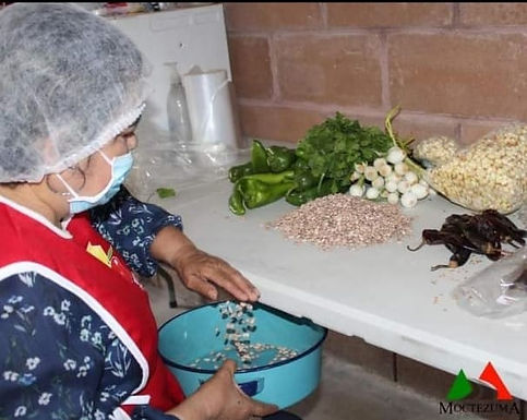 Brindan alimentos a los más necesitados en Moctezuma