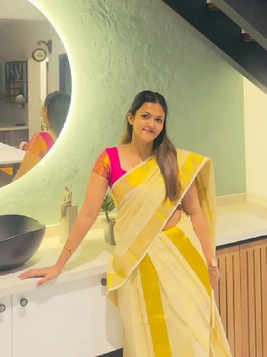 3 inch Golden Kasavu Tissue Setmundu Main View